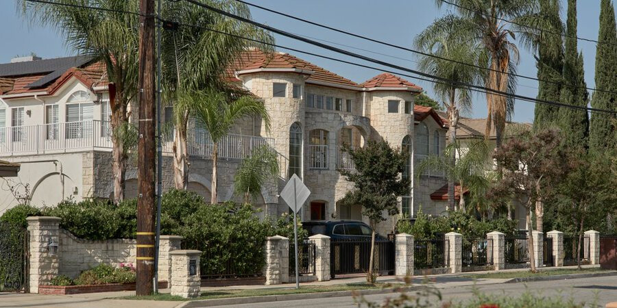 🇺🇸USA: Kalifornia. FBI bada sprawę 21 dzieci z surogacji znalezionych w willi w Arcadii