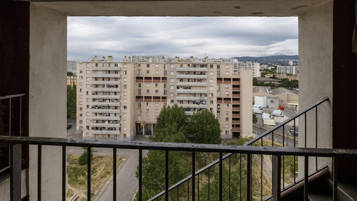 🇫🇷Francja: Marsylia. 19-latek napadnięty nożem przez byłego kolegę z klasy na blokowisku Cité des Rosiers