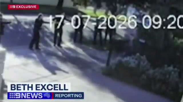 🇦🇺Australia: Adelajda. Mężczyzna obezwładniony przez policję po rozbrojeniu napastnika z nożem