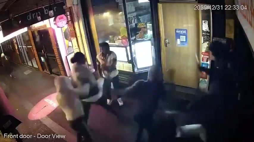 🇦🇺Australia: Melbourne. Napastnicy z maczetami ranili dwóch mężczyzn na Lygon Street