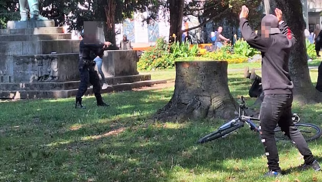 🇦🇹Austria: Linz. Somalijczyk atakuje nożem Turka w Volksgarten, mówi o obronie, policja dobywa broń