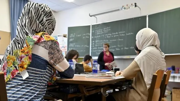 🇦🇹Austria. Szkolny zakaz chust islamskich dla uczennic poniżej 14 lat wszedł w życie