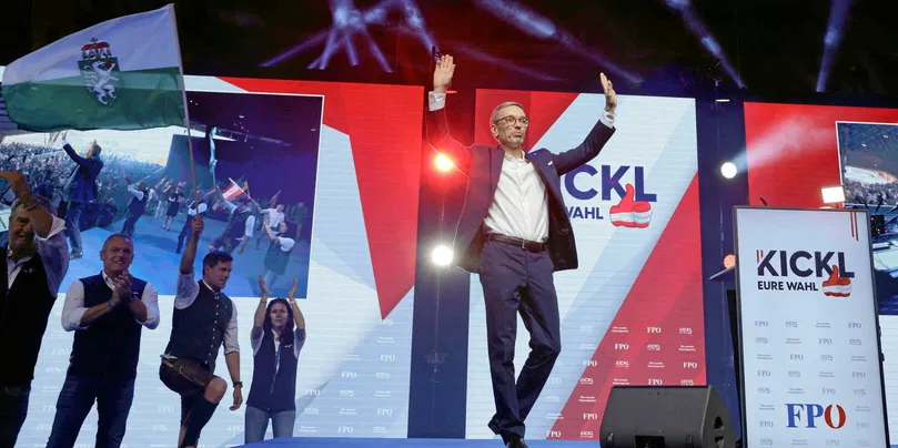 Austria: Wstępne exit polls dają FPÖ 29,2 procent i spadek ÖVP Nehammera