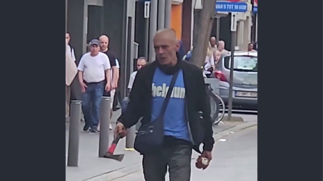 🇧🇪Belgia: Antwerpia. Przechodnie obezwładnili mężczyznę z siekierą