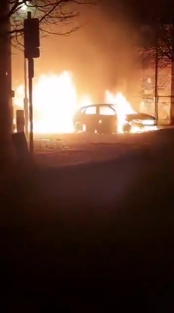 🇧🇪Belgia: Bruksela. Koktajle Mołotowa w stronę policji, podpalone samochody w Anderlechcie