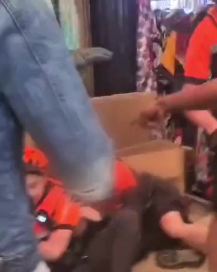 🇧🇪Belgia: Bruksela. Policjanci ranni przy zatrzymaniu podejrzanego o handel narkotykami w Matonge