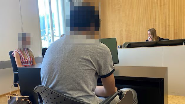 🇦🇹Austria: Bludenz. 15-letni Ormianin groził nauczycielkom ścięciem głowy maczetą