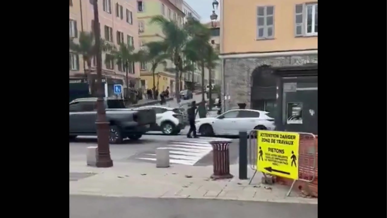 🇫🇷Francja: Ajaccio. Policjanci zastrzelili nożownika grożącego przechodniom