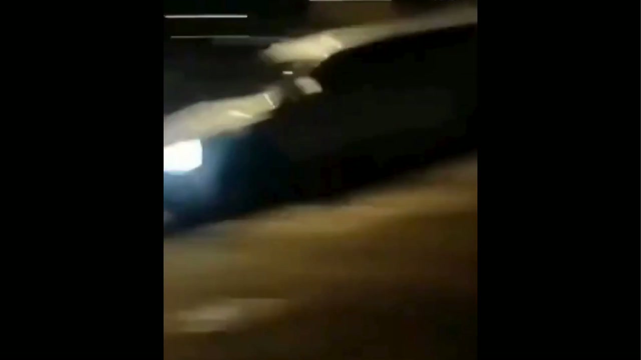 🇫🇷Francja: Alençon. Grupa napastników obrzuciła policjantów w unieruchomionym radiowozie