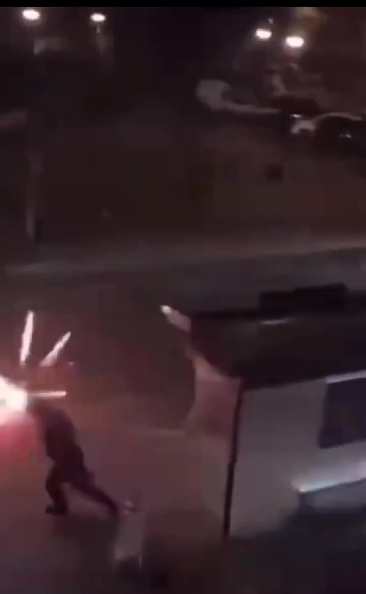 🇫🇷Francja: Argenteuil. Czwarta noc zamieszek, zatrzymano 12-latka za fajerwerki wymierzone w policję