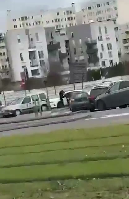 🇫🇷Francja: Argenteuil. Kierowca ciągnął policjantkę autem po odmowie kontroli drogowej