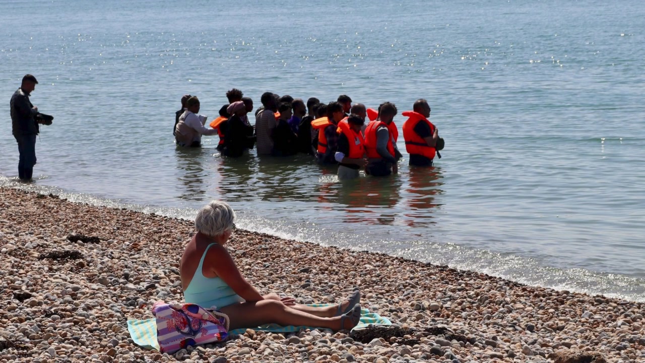 🇫🇷Francja: Audresselles. Turyści obserwowali odpływ łodzi z migrantami