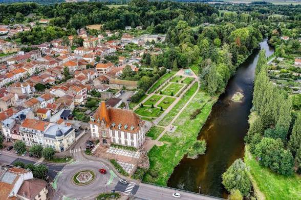🇫🇷Francja: Baccarat. Algierka bita przez ojca i braci za związek z Francuzem