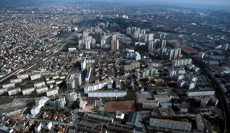 Francja: Bobigny. Policjant zastrzelił napastnika uzbrojonego w dwa noże