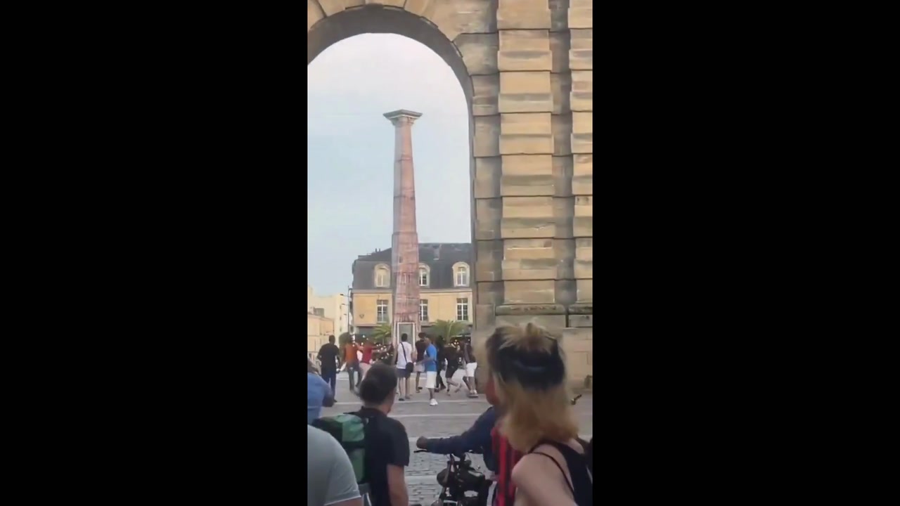 🇫🇷Francja: Bordeaux. Bijatyka młodzieży na Place de la Victoire
