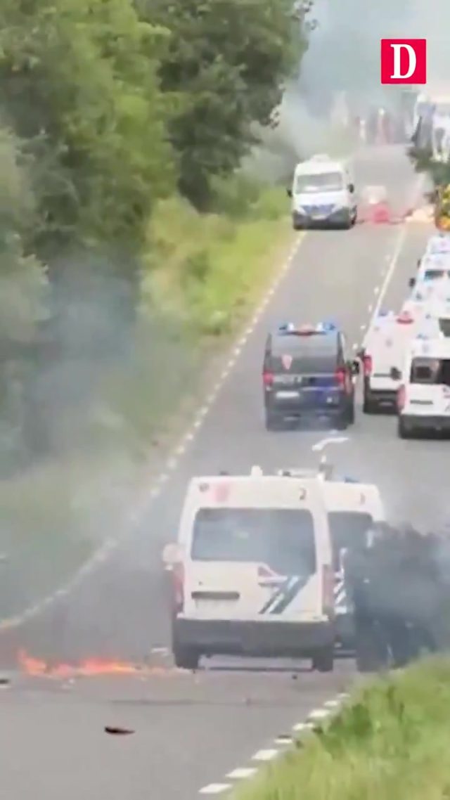 Francja: Budowa A69. Policjant CRS w płomieniach po ataku koktajlem Mołotowa