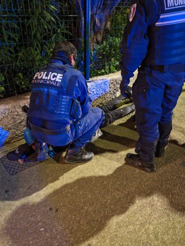 Francja: Cannes. Nielegalny imigrant groził nożem i nożyczkami pasażerom autobusu