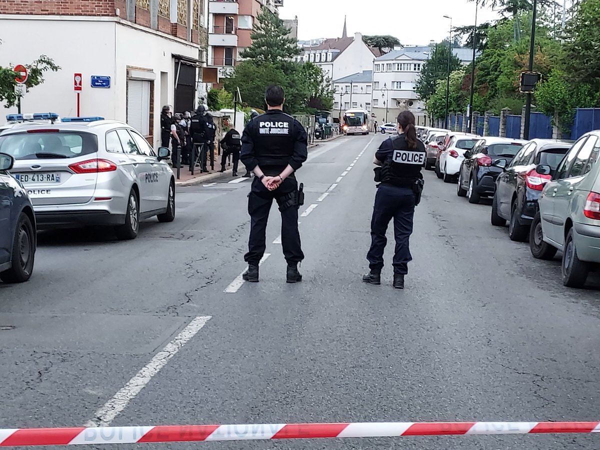 🇫🇷Francja: Clamart. Kilkunastoosobowa grupa ostrzelała radiowóz moździerzami i uwolniła zatrzymanego motocyklistę