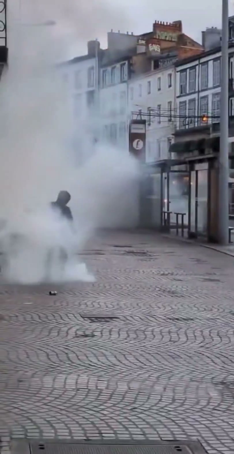 🇫🇷Francja: Clermont-Ferrand. Około stu młodych starło się z policją na Place de Jaude