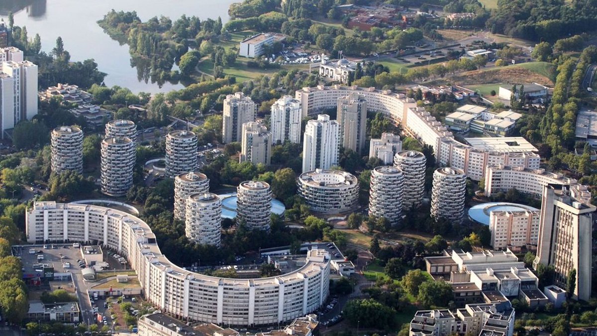 🇫🇷Francja: Créteil. Starcie ok. 20 osób przed szkołą, ofiara ciężko ranna nożem