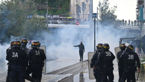 Francja. Czternaście kompanii CRS pozostało w koszarach podczas zamieszek