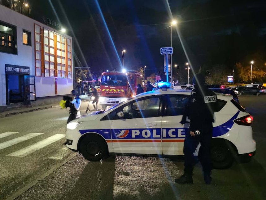 🇫🇷Francja: Drôme. Policja i strażacy ustalają codziennie zasady eskorty interwencji
