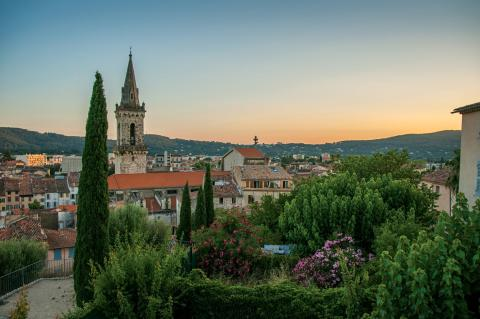 Francja: Draguignan. Ofiara napaści seksualnej sfotografowała sprawcę i pomogła go zatrzymać