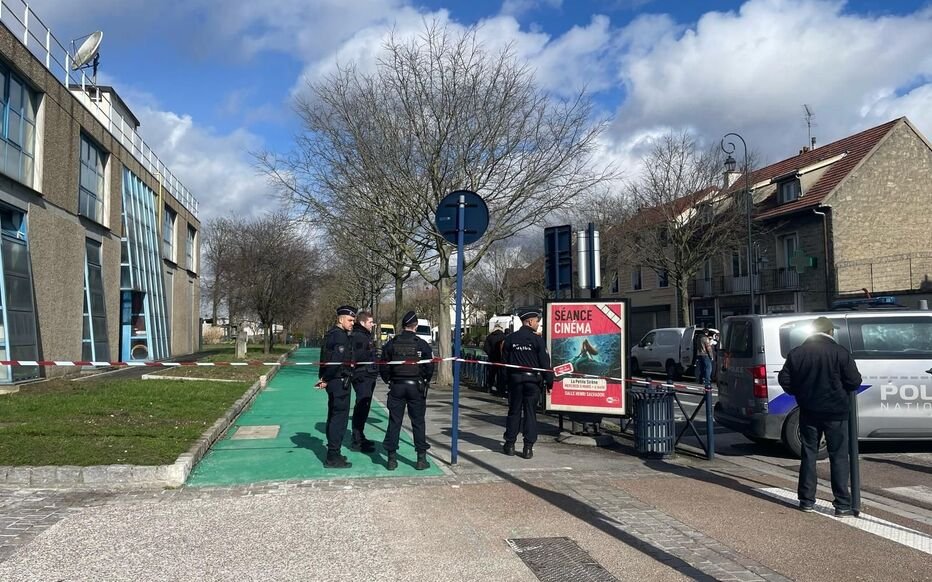 🇫🇷Francja: Dugny. Policja zastrzeliła mężczyznę atakującego funkcjonariuszy nożami