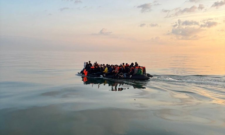 🇫🇷Francja: Gravelines. Podczas przeprawy przez kanał La Manche zmarł migrant, na łodzi ranny nożem mężczyzna i poparzone kobiety