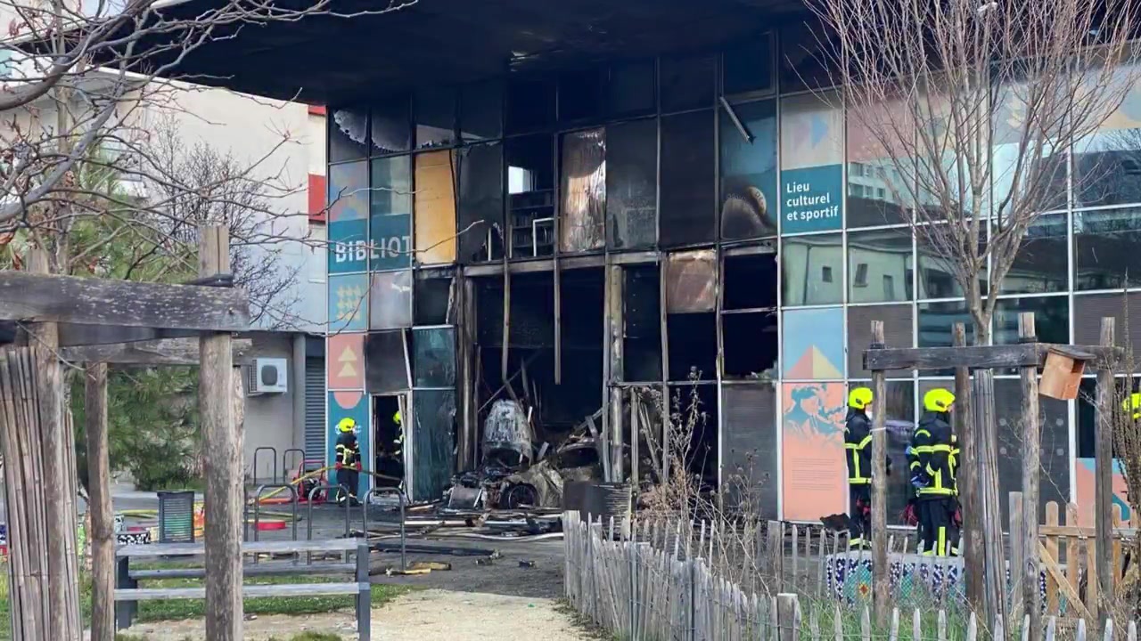 🇫🇷Francja: Grenoble. Biblioteka miejska na blokowisku Mistral spalona przez podpalaczy