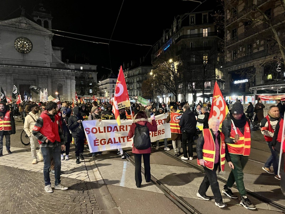 Francja: Grenoble. Podpalacz choinki podczas marszu na rzecz migrantów zranił czterech policjantów