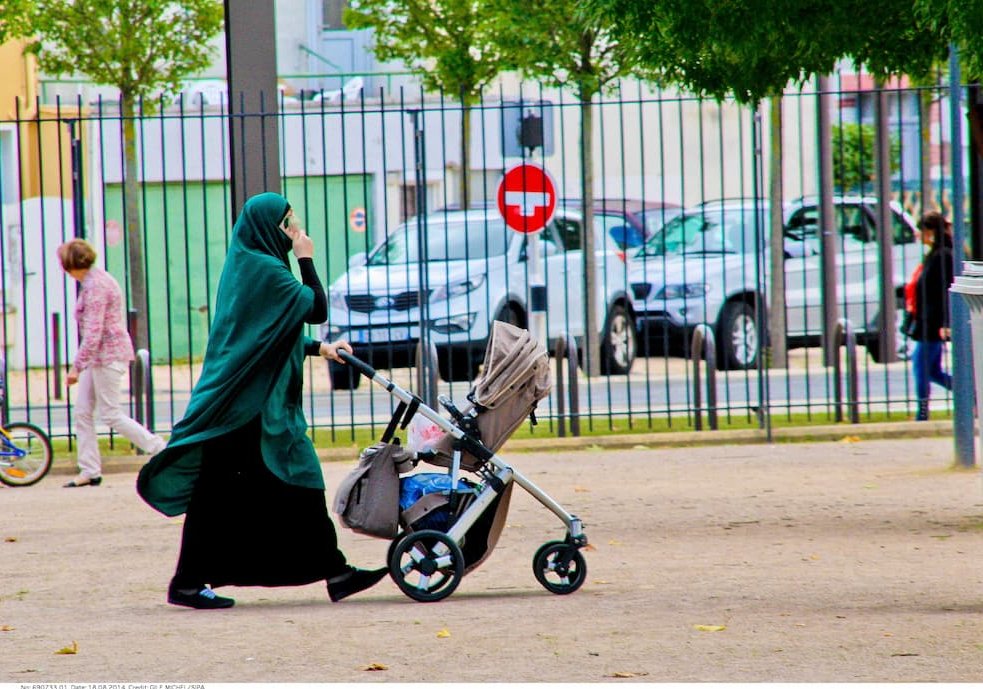 Francja: Imigrantki z Algierii i Mali najczęściej rodzą w pierwszych latach po przyjeździe
