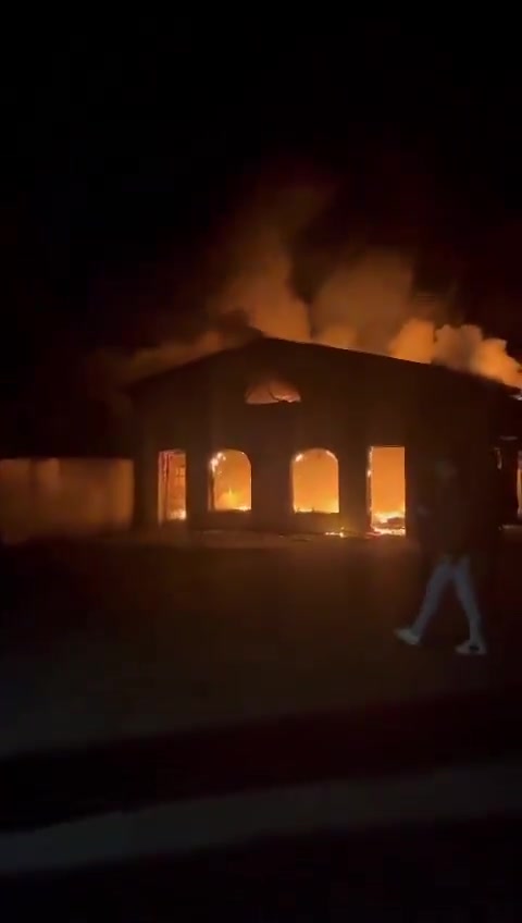 🇫🇷Francja: Jargeau. Francusko-turecka sala modlitewna zniszczona przez pożar