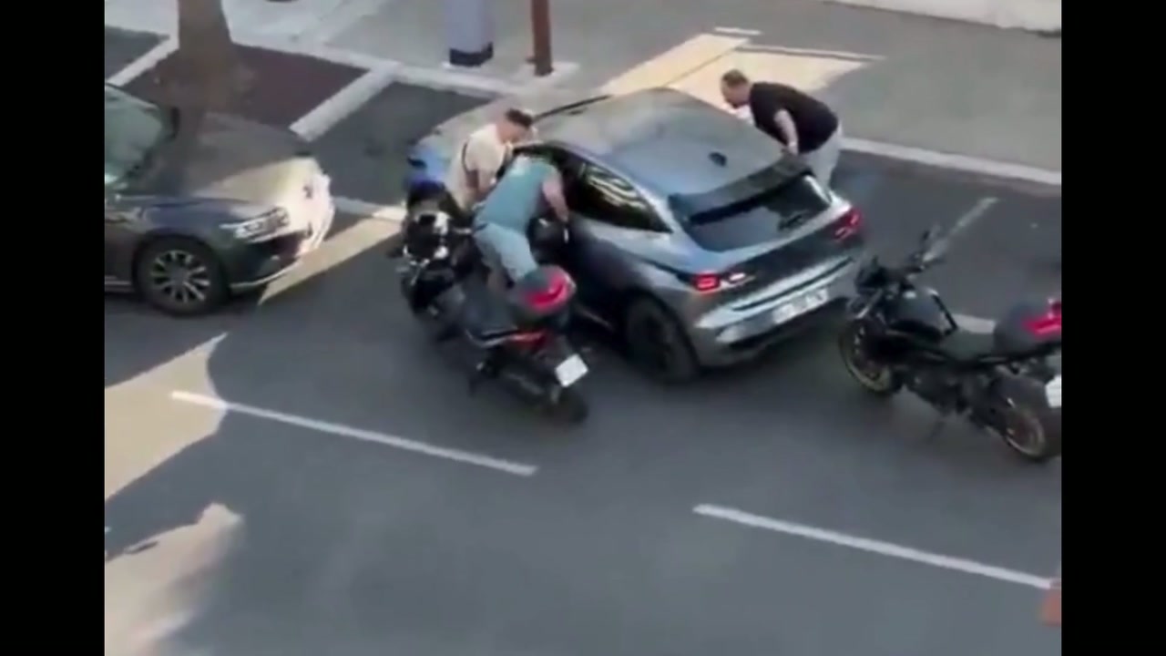 🇫🇷Francja: Le Cannet. 30-latka staranowała radiowóz, policjant oddał strzały