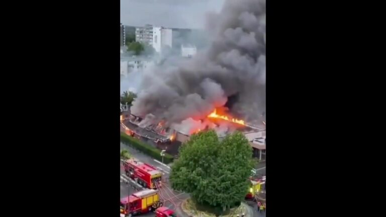 Francja: Le Mée-sur-Seine. Rusza wyburzanie centrum handlowego spalonego w zamieszkach 2023 r.