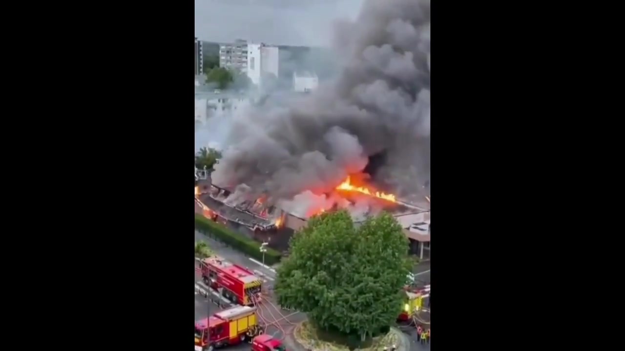 🇫🇷Francja: Le Mée-sur-Seine. Rusza wyburzanie centrum handlowego spalonego w zamieszkach 2023 r.