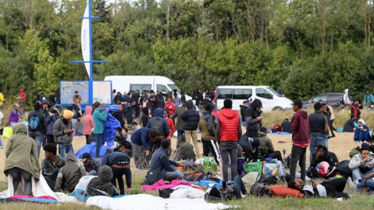 Francja: Loon-Plage. Mur ma oddzielić obozowisko migrantów od torów kolejowych