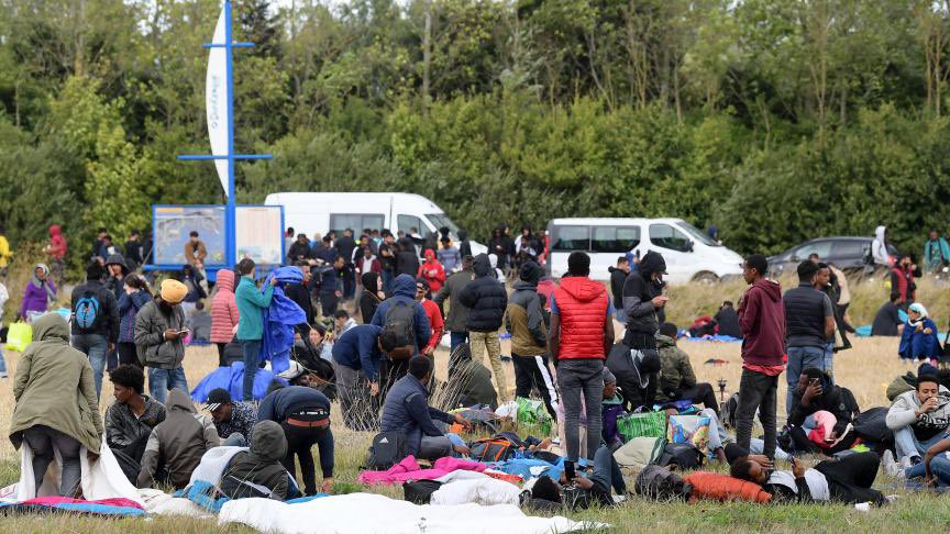 Francja: Loon-Plage. Mur ma oddzielić obozowisko migrantów od torów kolejowych
