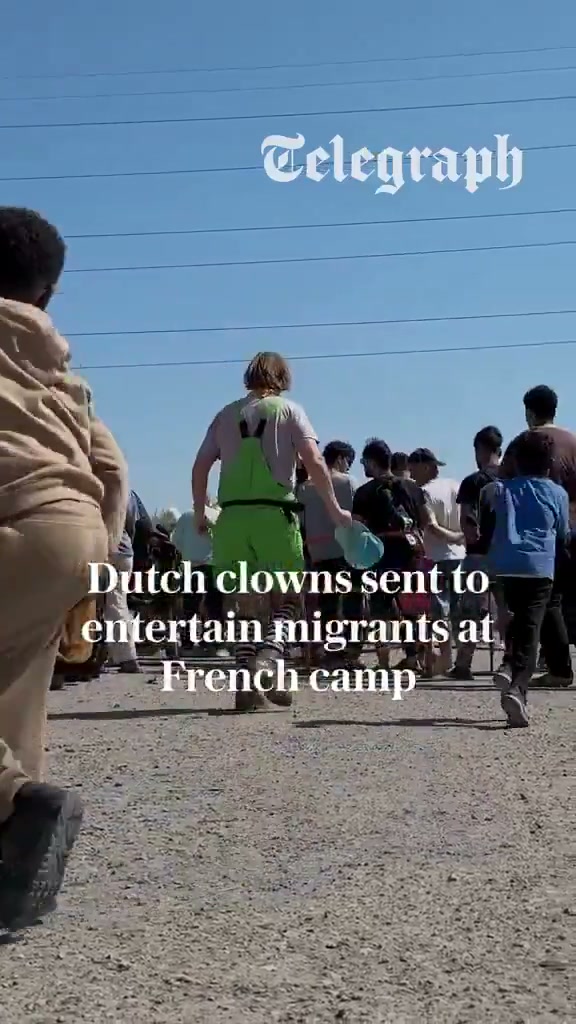 🇫🇷Francja: Loon-Plage. Wolontariusze-klauni występują dla migrantów czekających w kolejce po posiłek