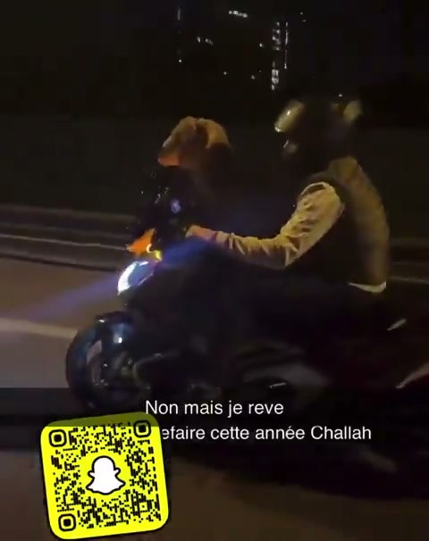 🇫🇷Francja: Lyon. Motocyklista przewoził żywą owcę obwodnicą przed Id al-Adha