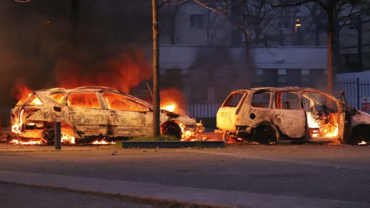 🇫🇷Francja: Lyon. Około 80 spalonych aut w noc sylwestrową mimo mobilizacji służb