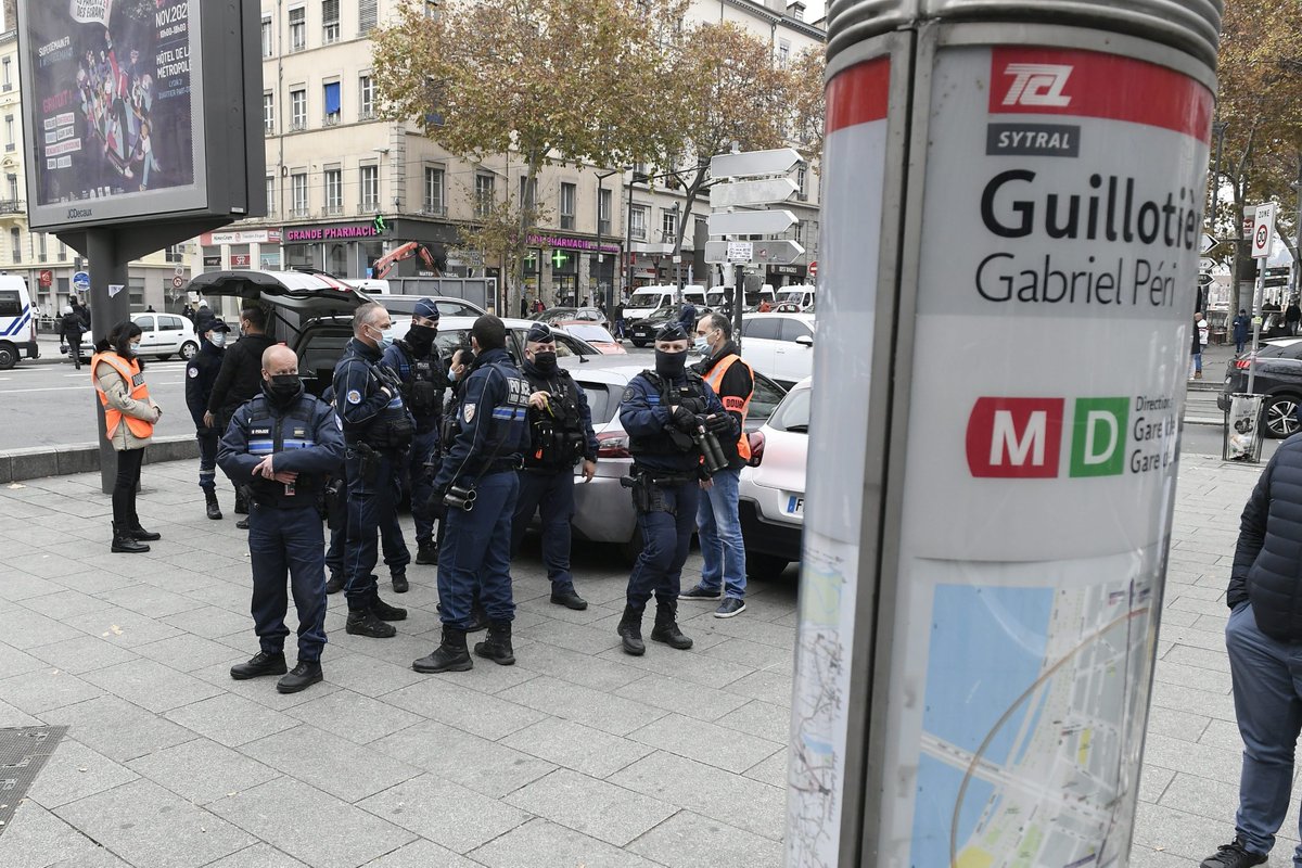 Francja: Lyon. Ośmiu uzbrojonych Algierczyków zatrzymanych przed możliwą konfrontacją