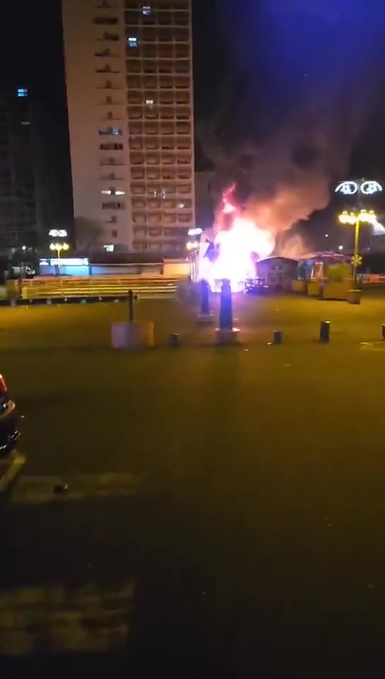 🇫🇷Francja: Mantes-la-Jolie. Sezonowe lodowisko dla dzieci podpalone po groźbach wobec ochroniarza
