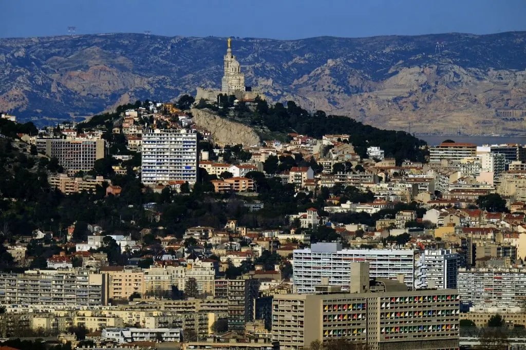 Francja: Marsylia. Trzej mężczyźni pobili 18-latkę po odrzuceniu zalotów
