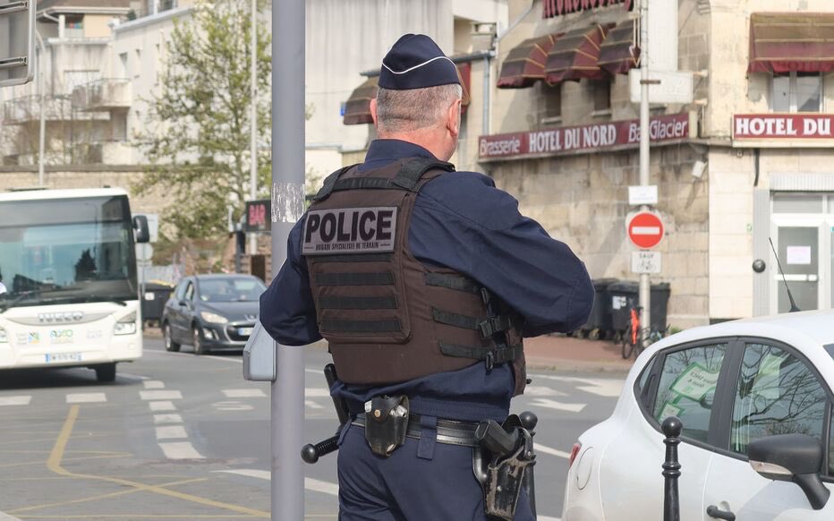 Francja: Melun. Recydywista próbował rozjechać policjanta skradzionym BMW