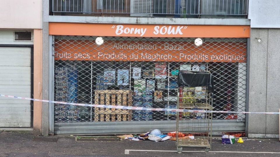 Francja: Metz. Pięciu rannych nożem w sklepie w dzielnicy Borny, sprawcy uciekli