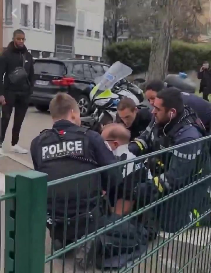 🇫🇷Francja: Miluza. Zamach nożowy w pobliżu targu krytego, zginęła jedna osoba, ranni strażnicy miejscy