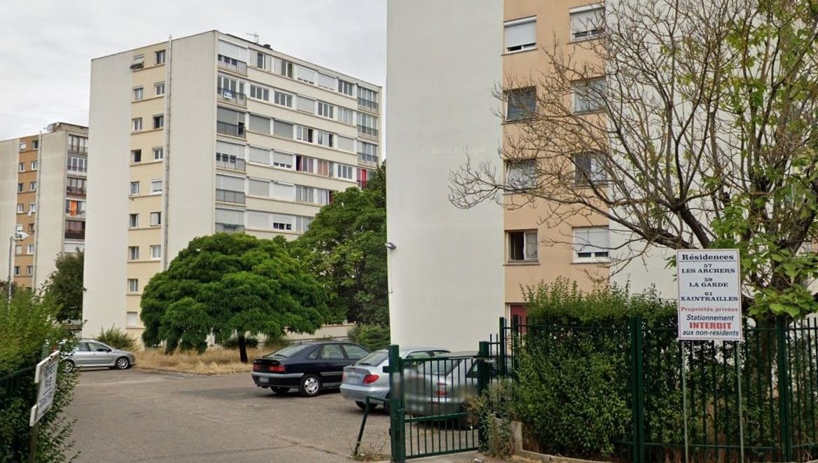🇫🇷Francja: Montargis. 200-osobowy tłum krewnych i gapiów zaatakował policję po naturalnej śmierci mężczyzny