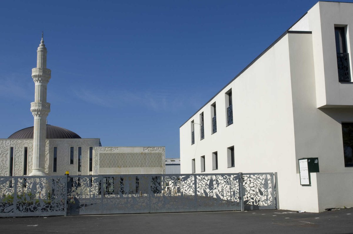 🇫🇷Francja: Nantes. Napad z nożami i siekierą przy meczecie o miejsca na modlitwie