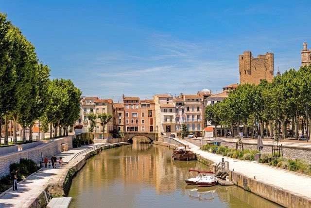 Francja: Narbonne. 21-letni obywatel Gabonu oskarżony o rasistowską napaść groził ofierze na rozprawie